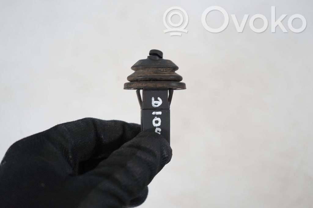 Fuel tank cap lock (6)