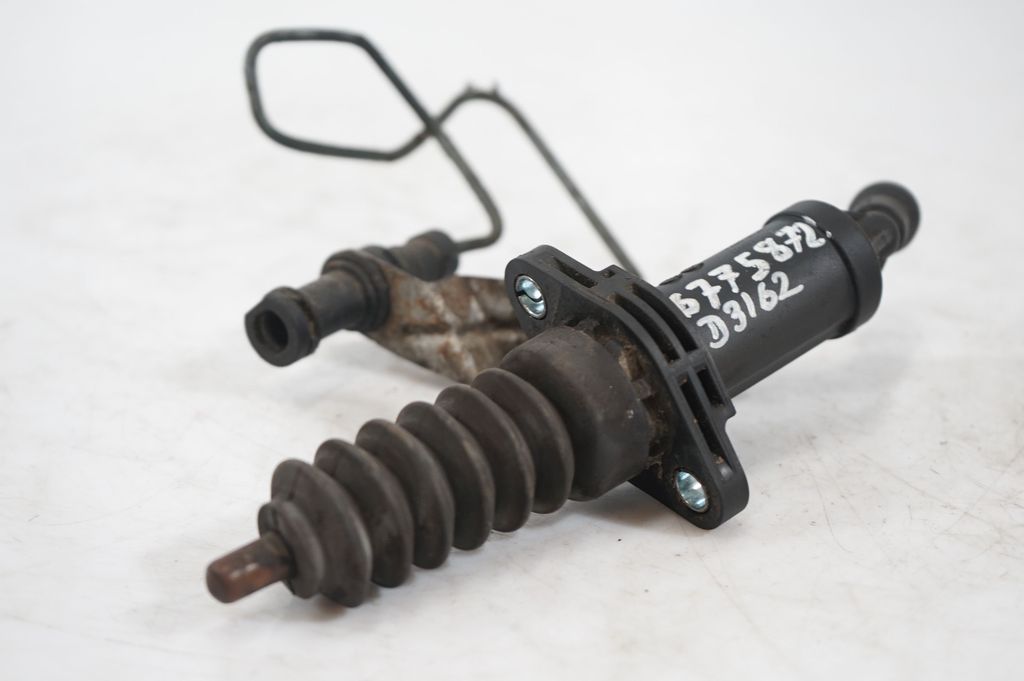 Clutch master cylinder (9)