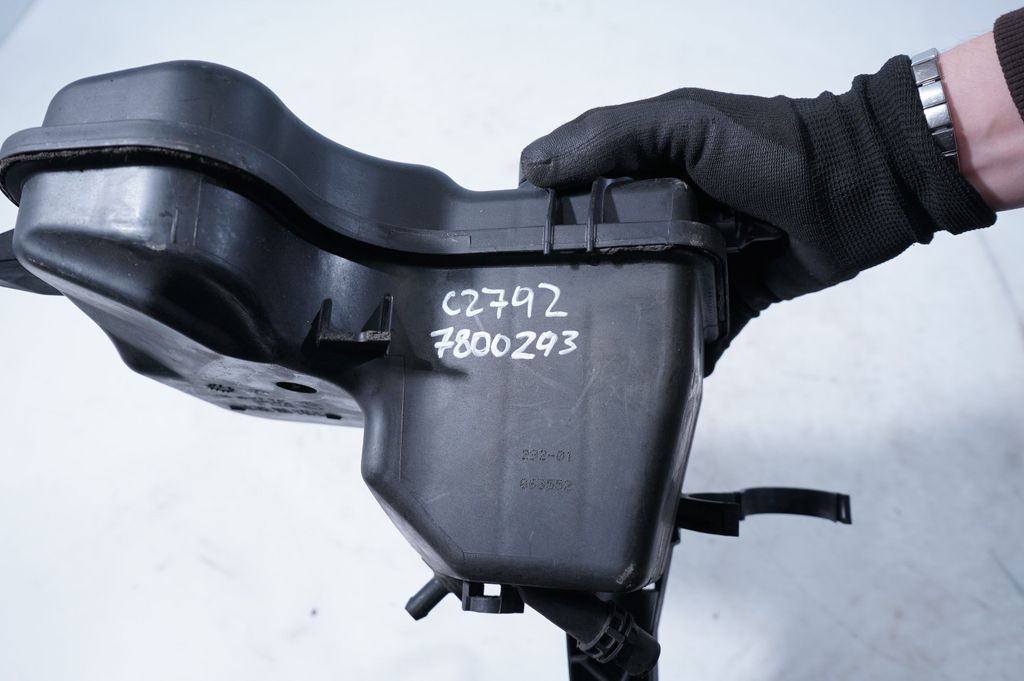 Coolant expansion tank/reservoir (7)