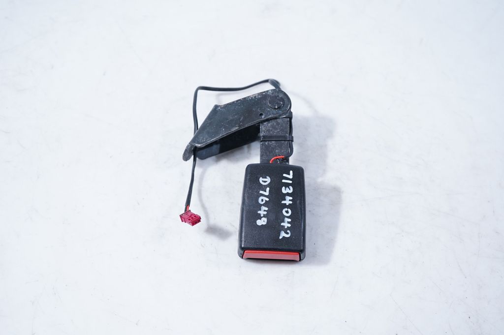 Rear seatbelt buckle (2)