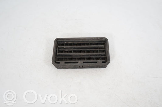 Quarter panel pressure vent