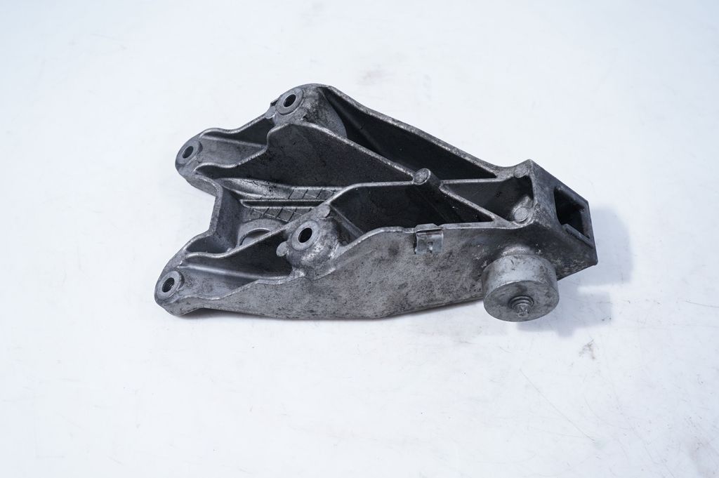 Engine mounting bracket (7)