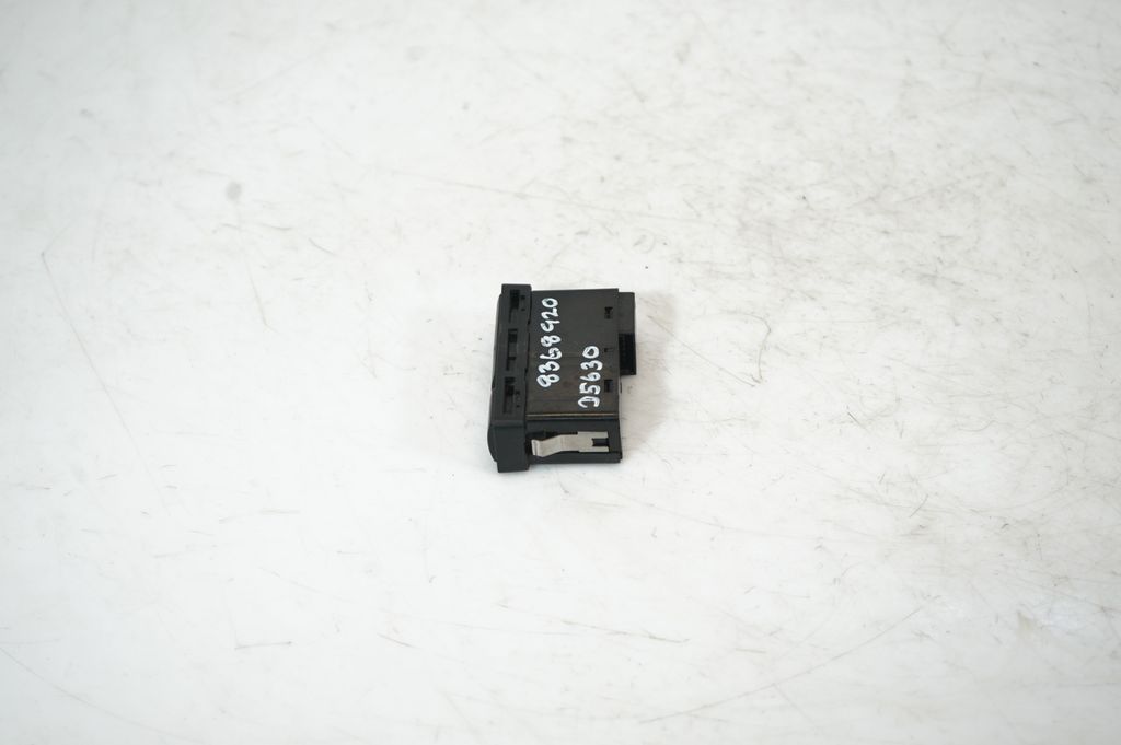 Hazard light switch (2)