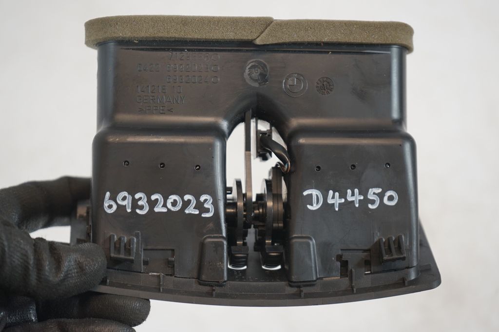 Rear air vent grill (8)