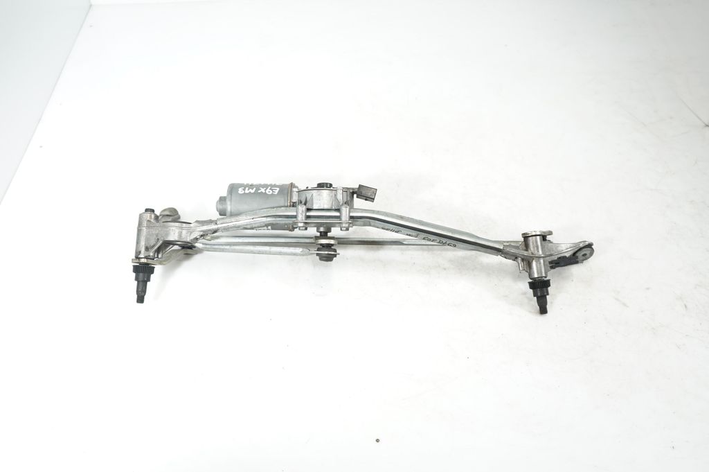 Front wiper linkage and motor (3)