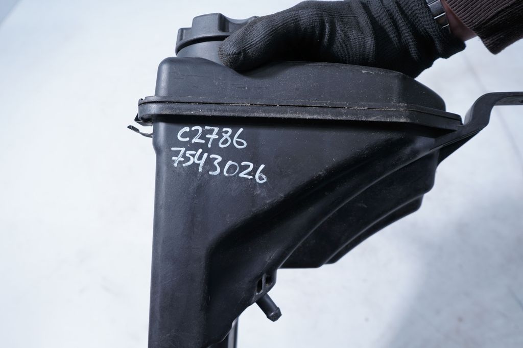 Coolant expansion tank/reservoir (7)