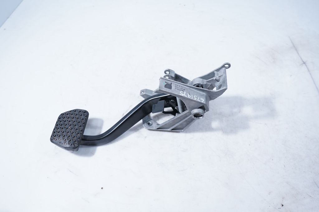 Brake pedal (5)