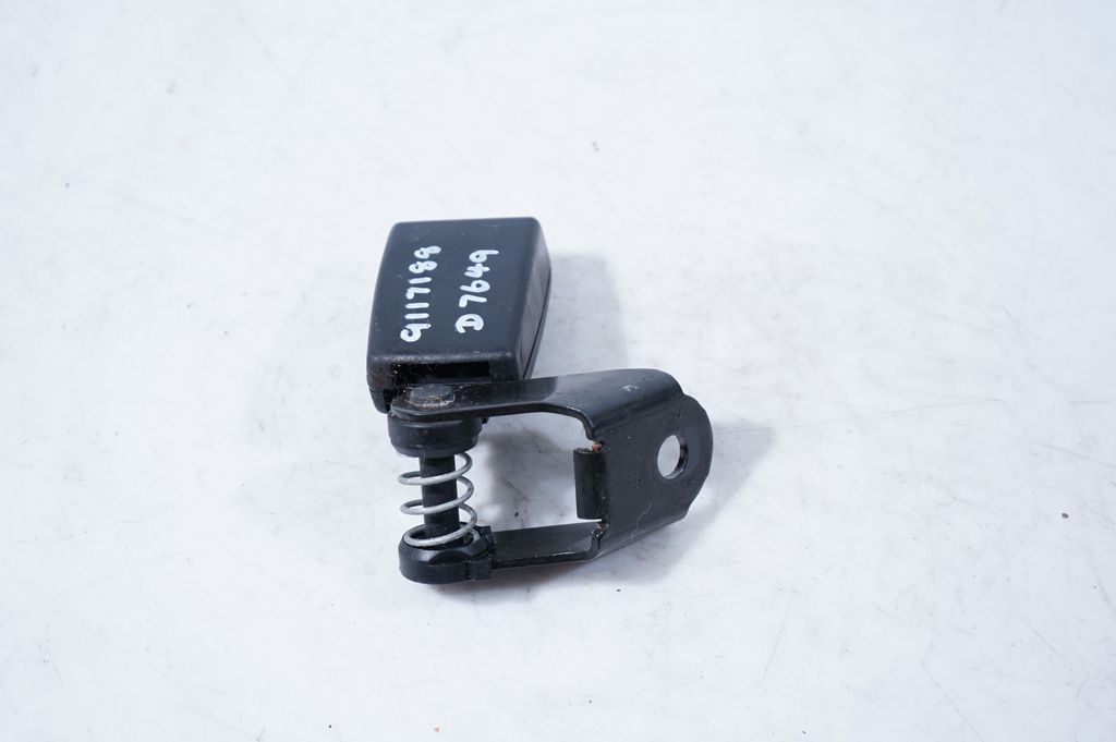 Rear seatbelt buckle (4)
