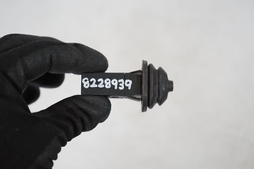 Fuel tank cap lock (8)