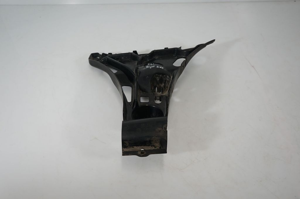 Rear bumper mounting bracket