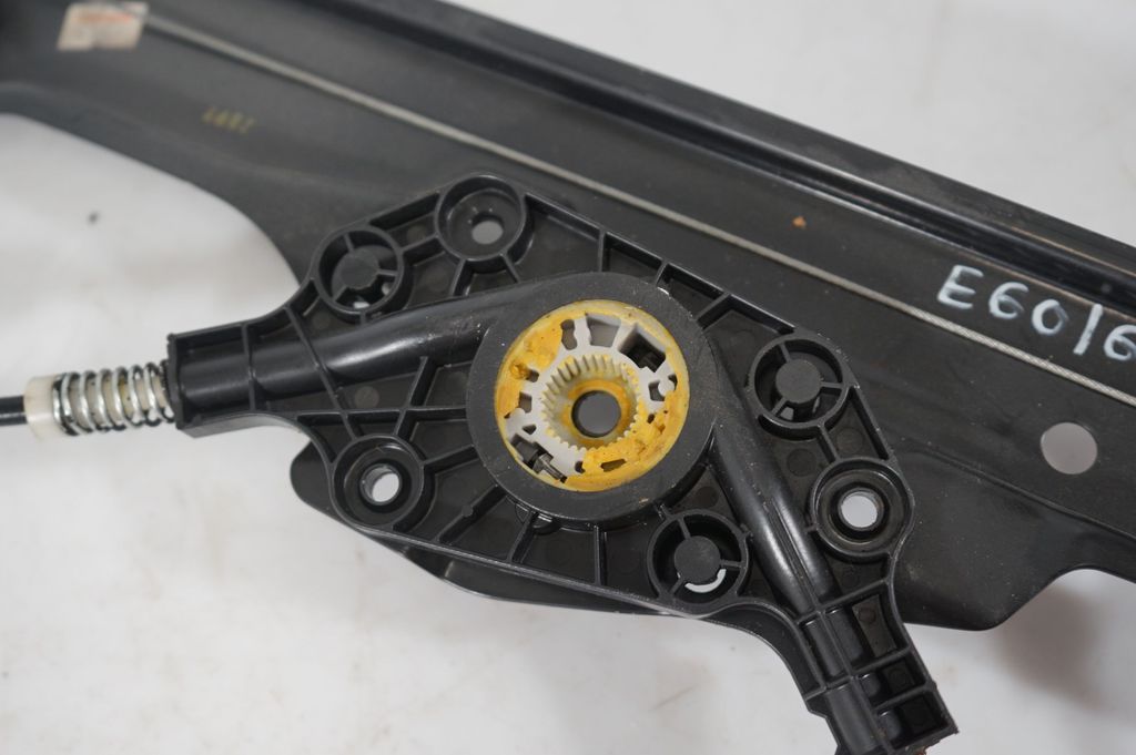 Front door window regulator with motor (8)