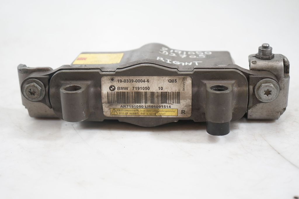 Engine bonnet/hood hinges (8)