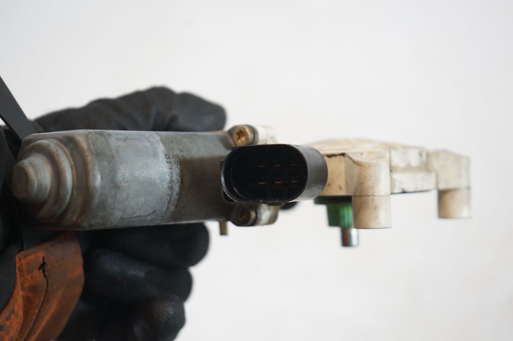 Rear door window regulator with motor (6)