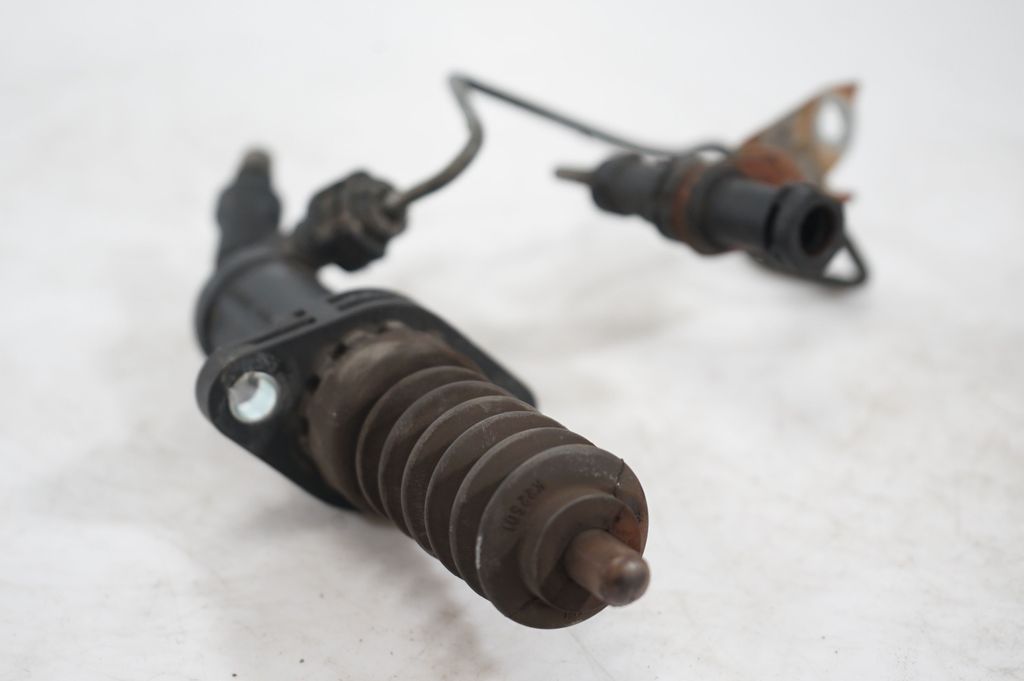 Clutch master cylinder (9)