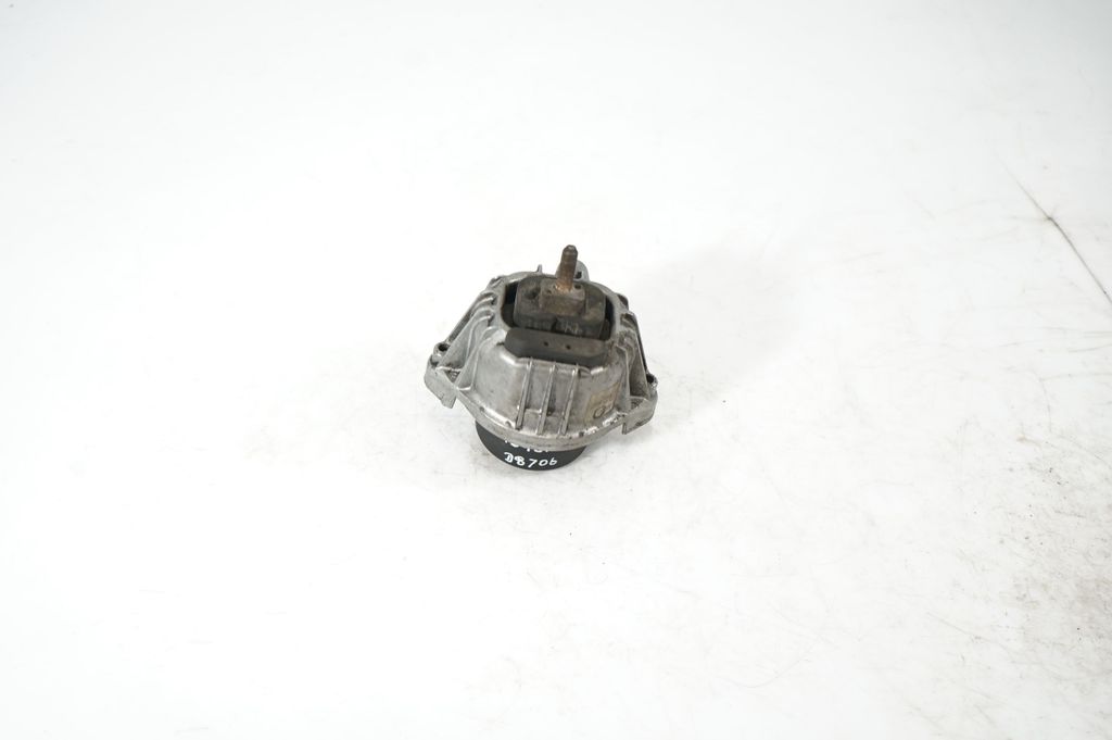 Engine mount bracket