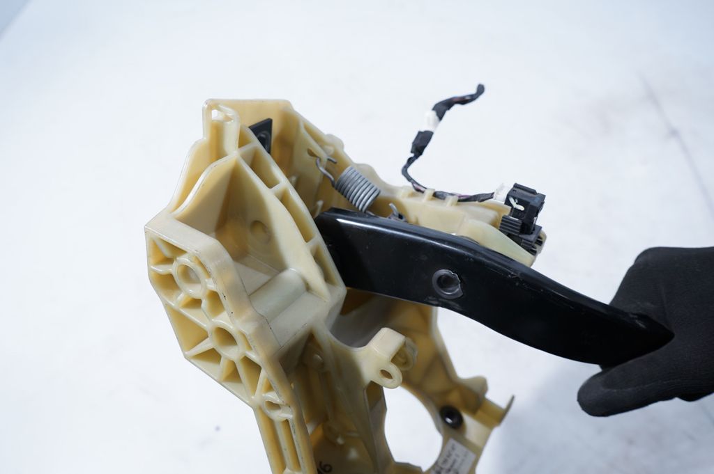 Brake pedal (7)