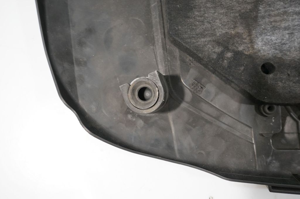 Engine cover (trim) (8)