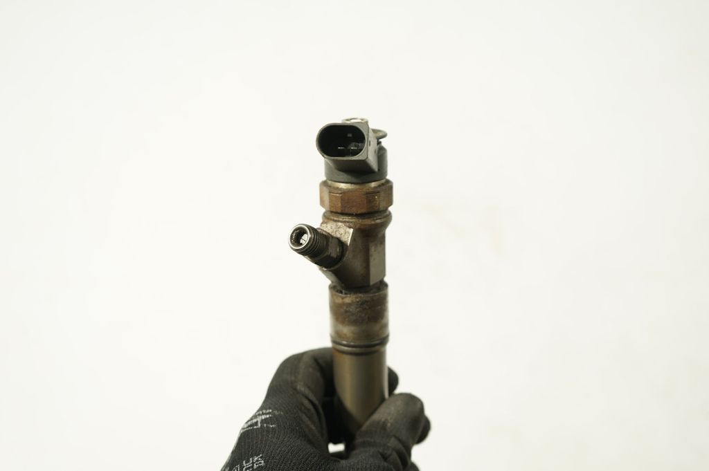Fuel injector (6)