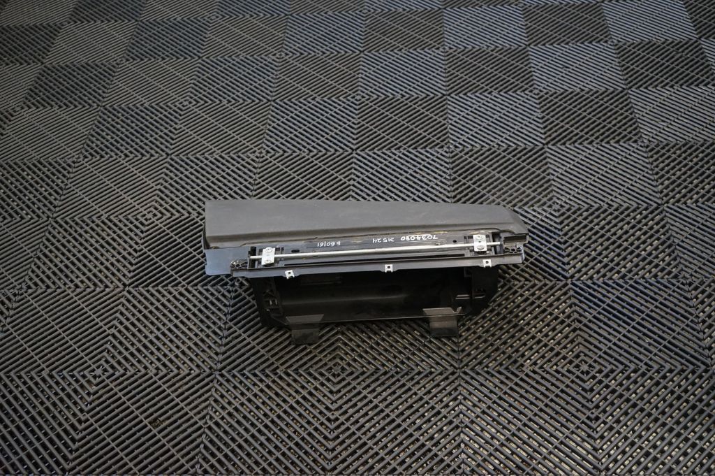 Glove box (3)