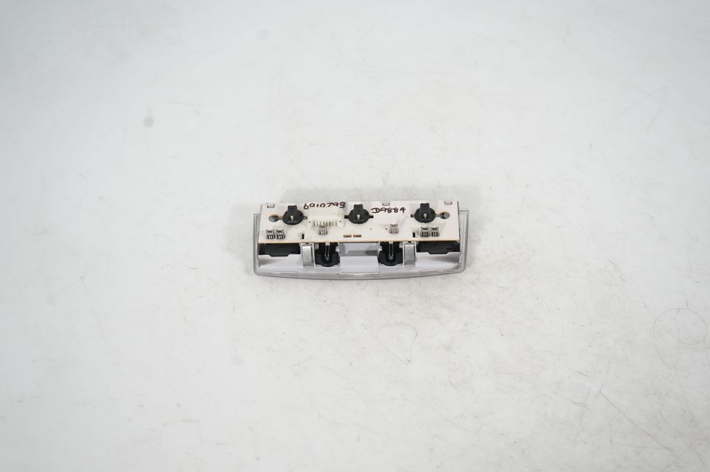 Rear seat light (10)