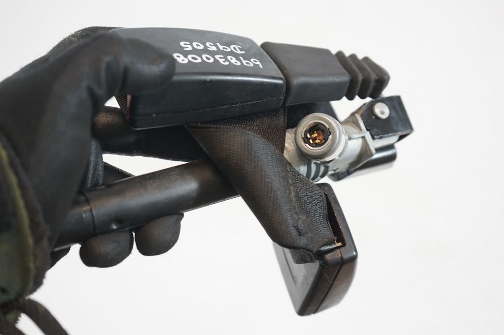 Rear seatbelt buckle (7)