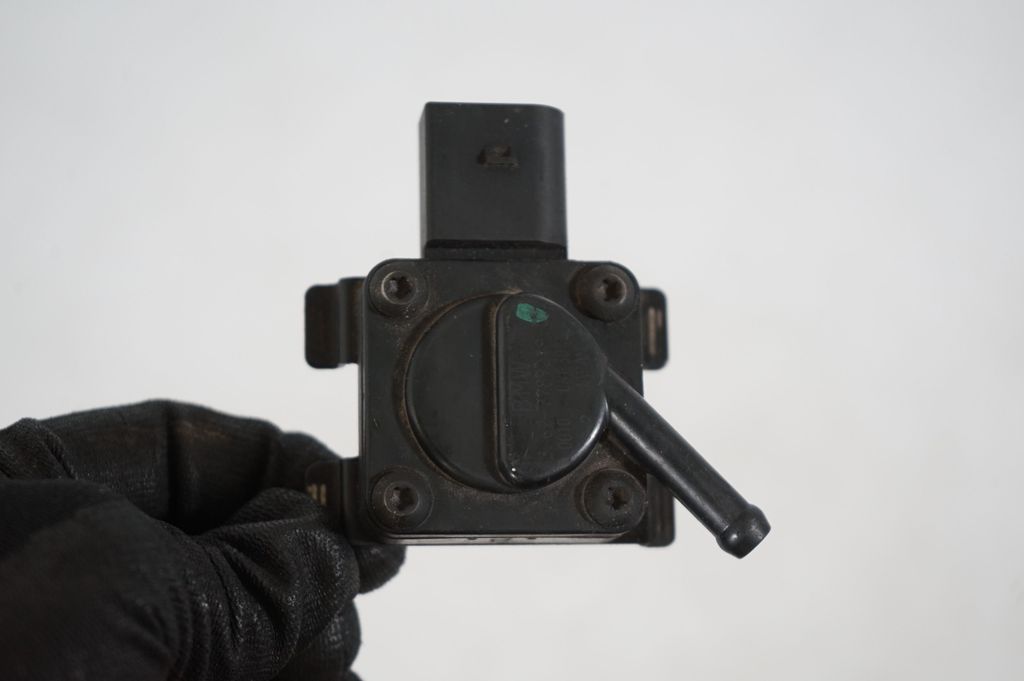 Exhaust gas pressure sensor (7)