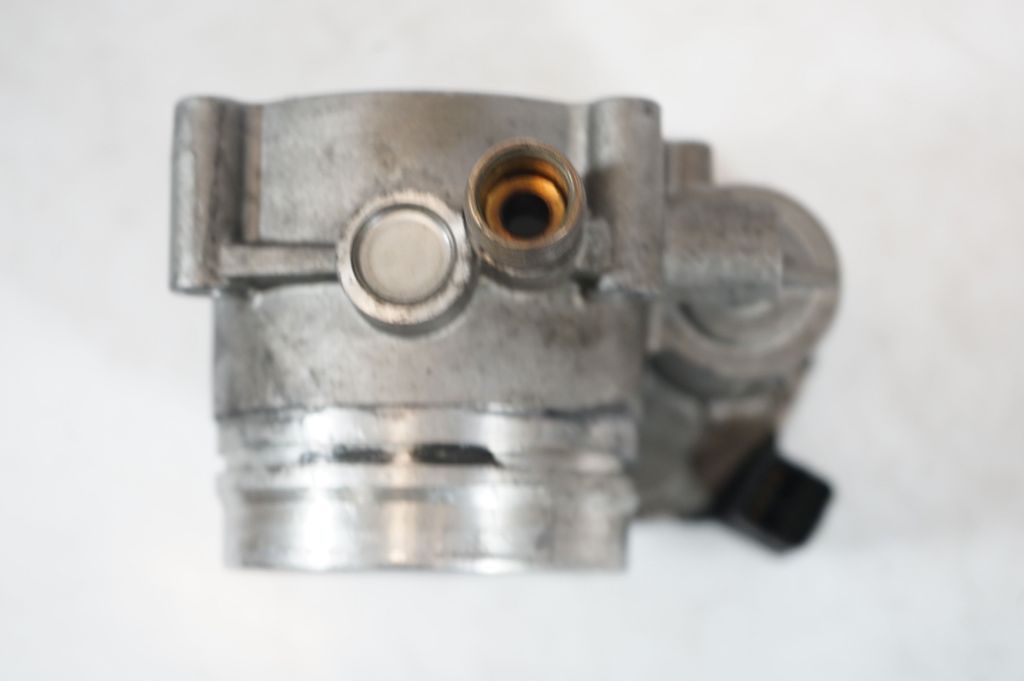 Throttle valve (8)