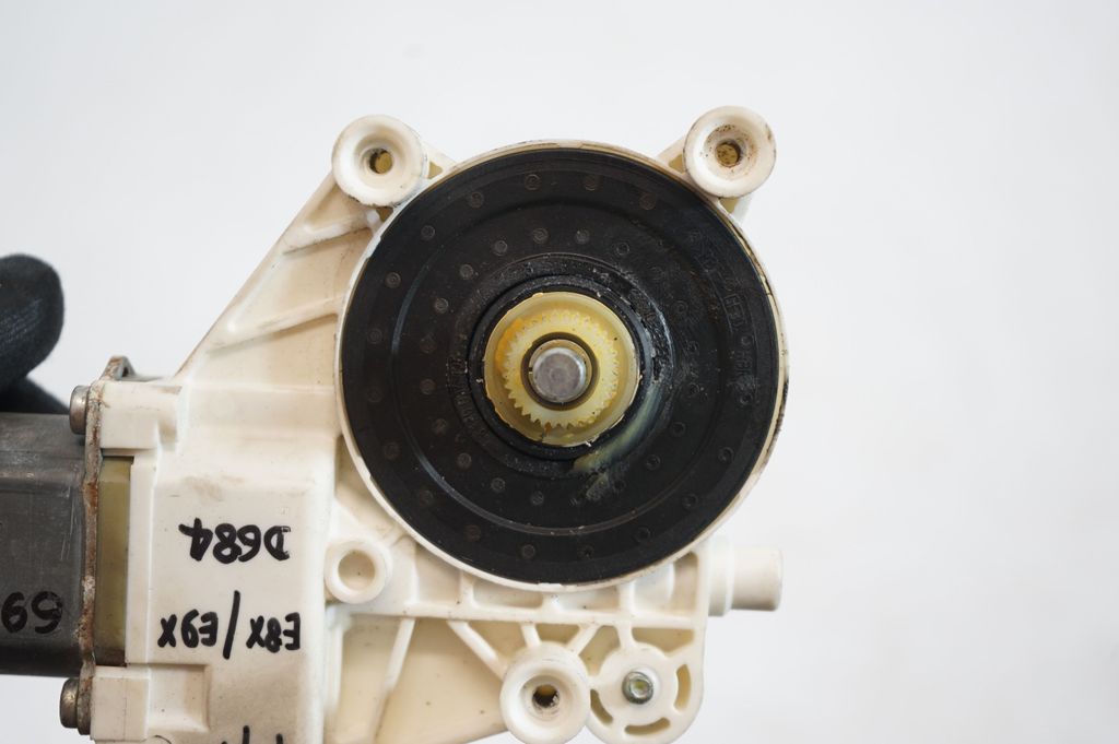 Front door window regulator with motor (7)