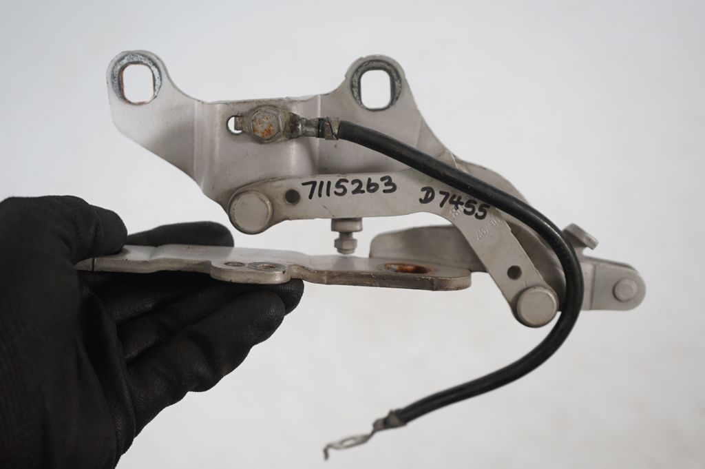 Engine bonnet/hood hinges (7)