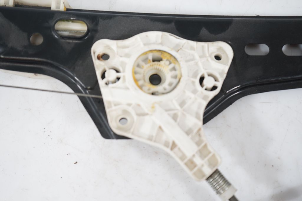 Front door window regulator with motor (8)