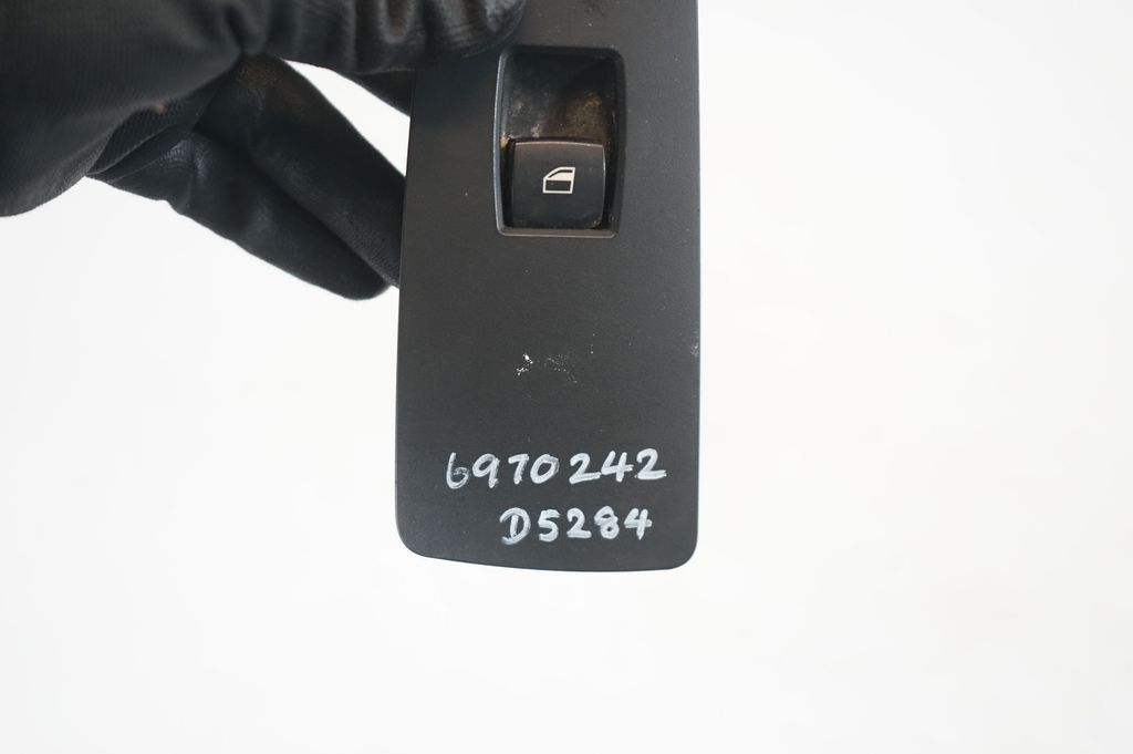 Electric window control switch (8)