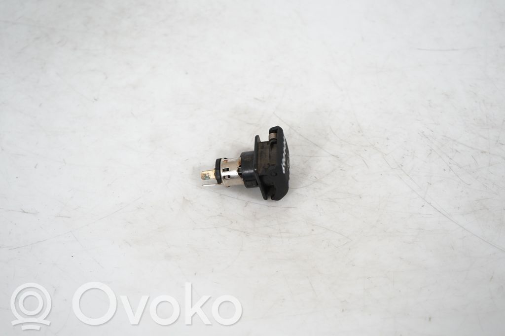 12 V Socket (rear) (4)