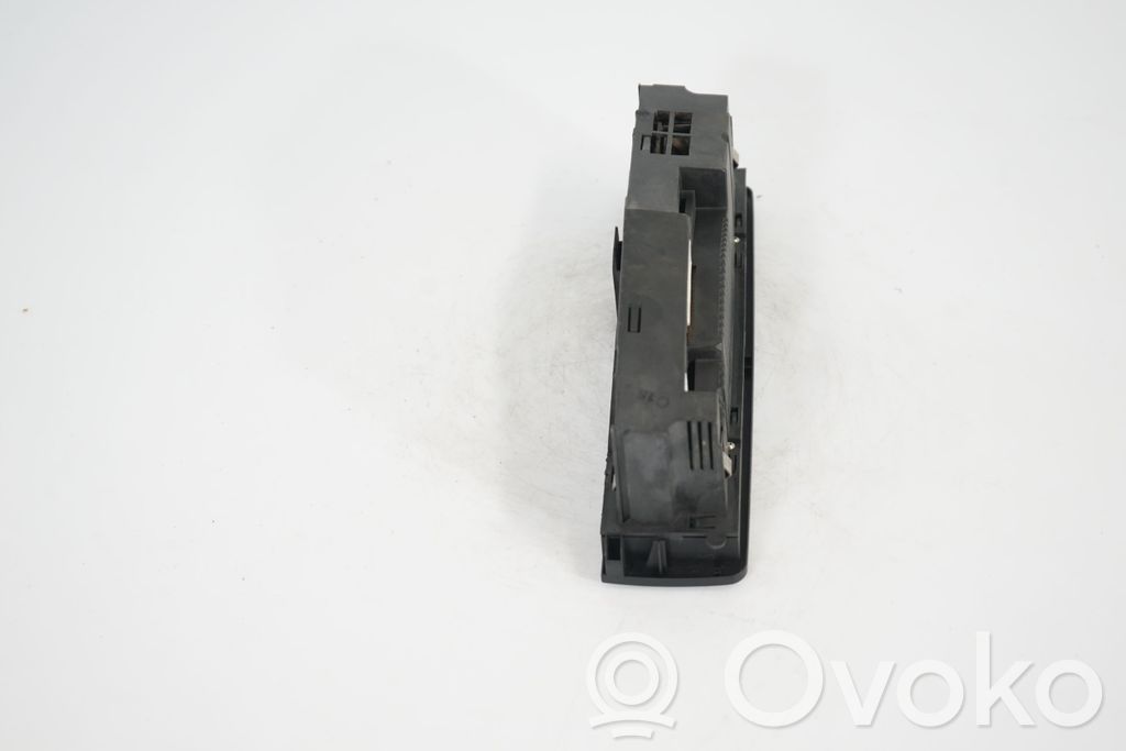 Climate control unit (5)