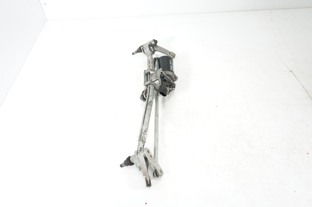 Front wiper linkage and motor (4)