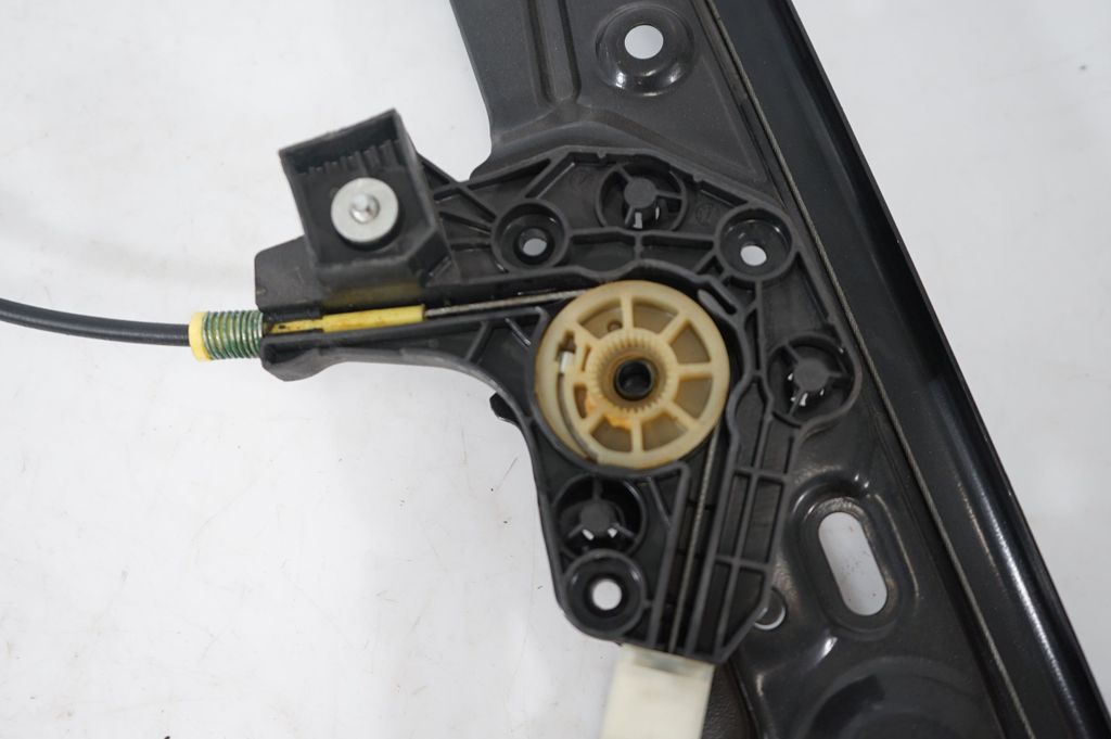 Front door window regulator with motor (7)