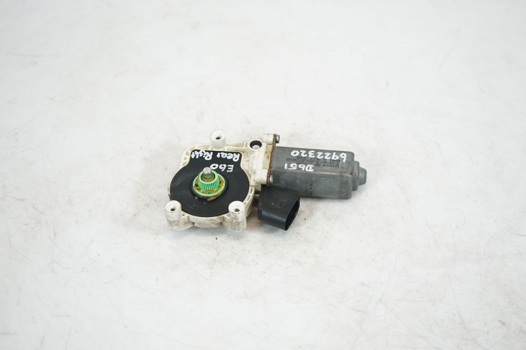 Rear door window regulator with motor (3)