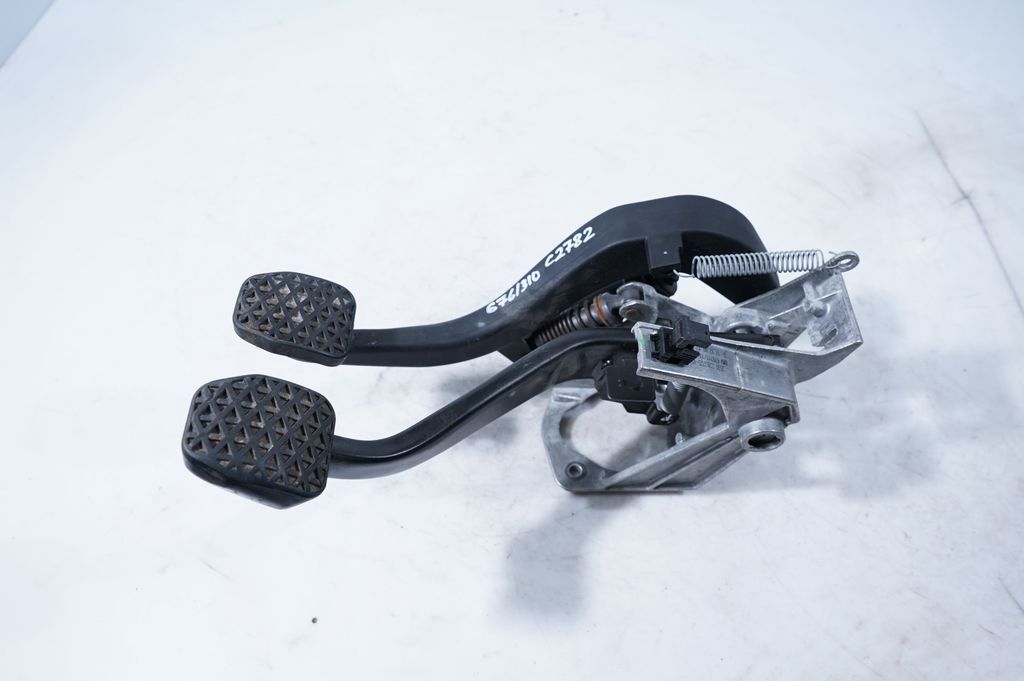 Pedal assembly (5)