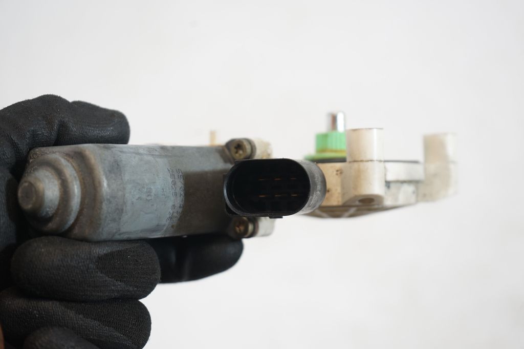 Rear door window regulator motor (6)