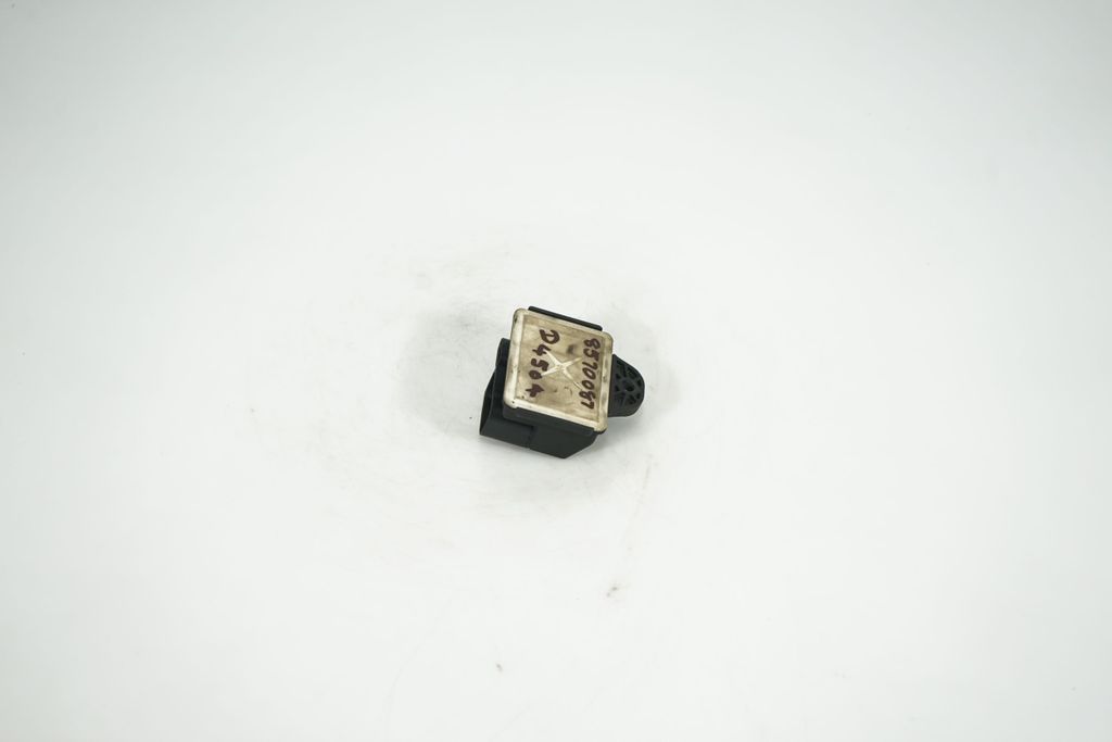 Glow plug pre-heat relay (2)