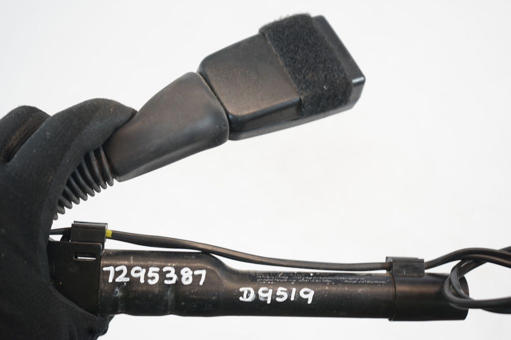 Front seatbelt buckle (8)