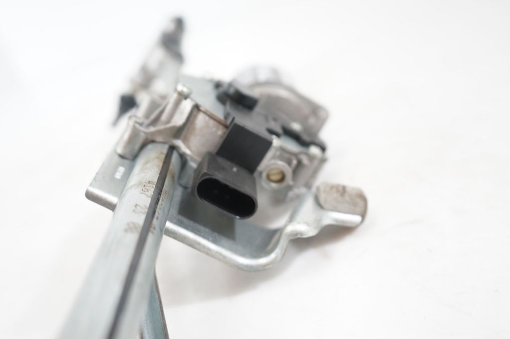 Front wiper linkage and motor (8)