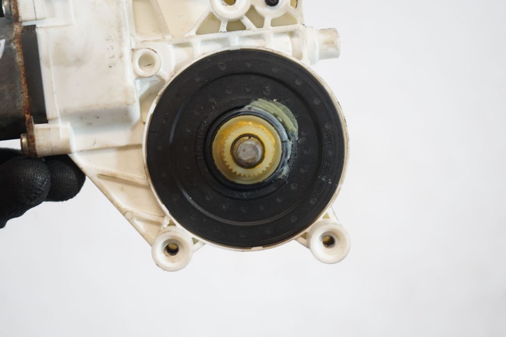 Front door window regulator with motor (7)