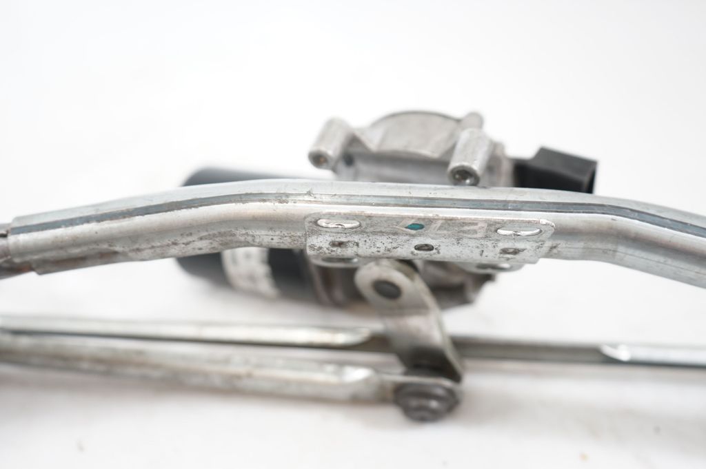 Front wiper linkage and motor (9)