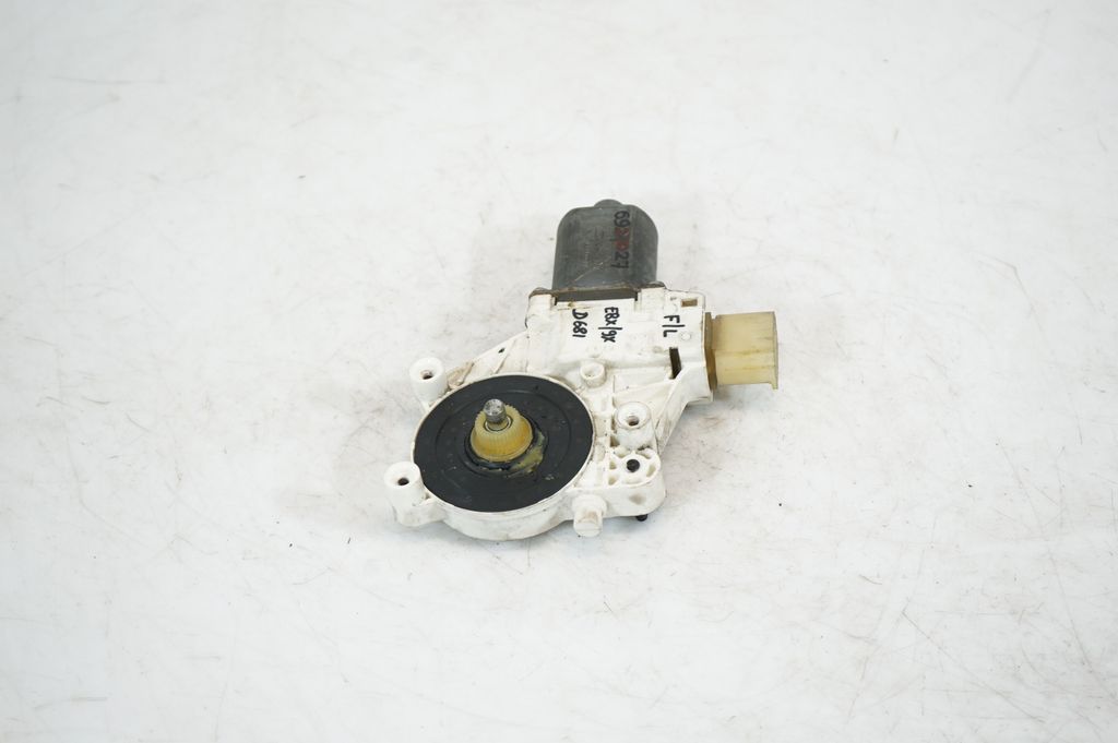 Front door window regulator with motor (2)