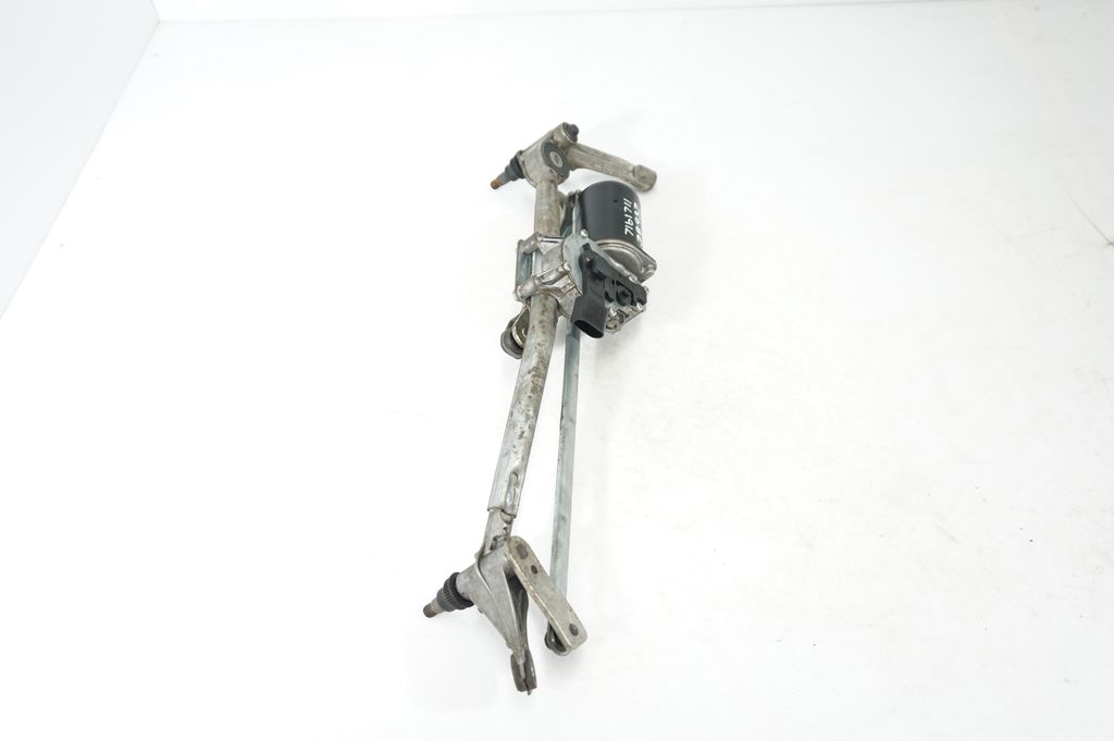 Front wiper linkage and motor (4)