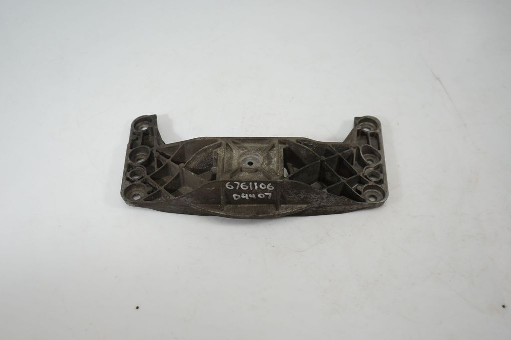 Gearbox mounting bracket