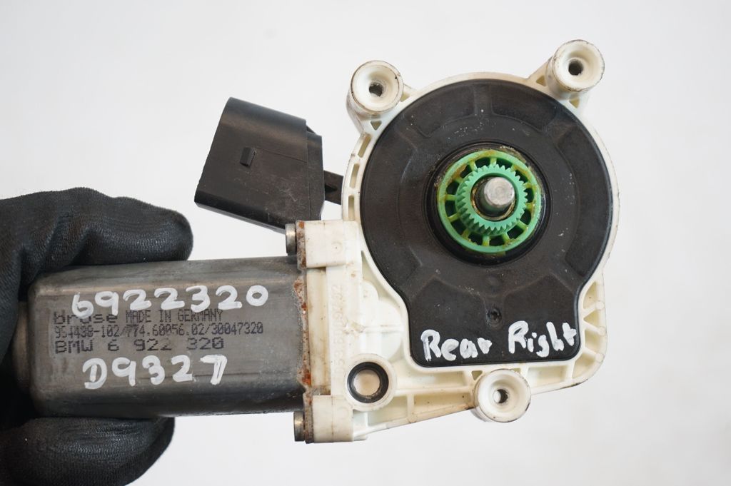 Rear door window regulator with motor (8)