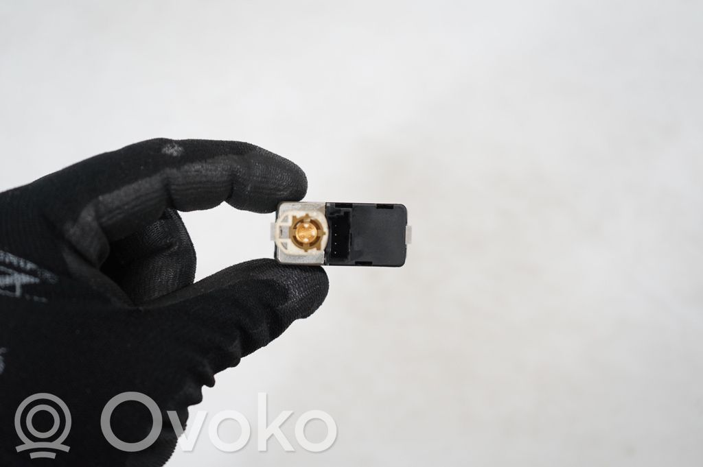 AUX in-socket connector (7)