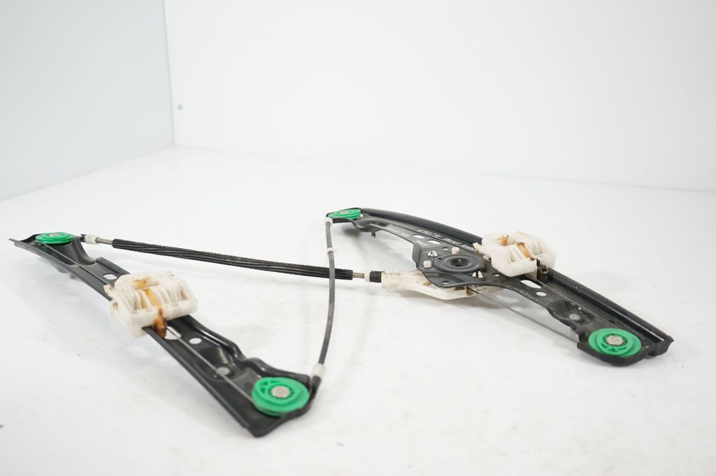 Front door window regulator with motor (7)