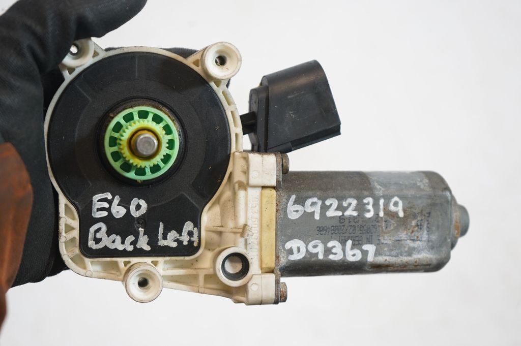 Rear door window regulator motor (8)